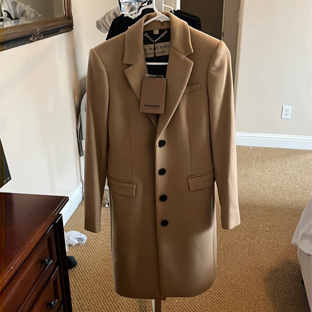 Burberry woman’s coat size 38 or US size 4. Brand new with tags never worn.